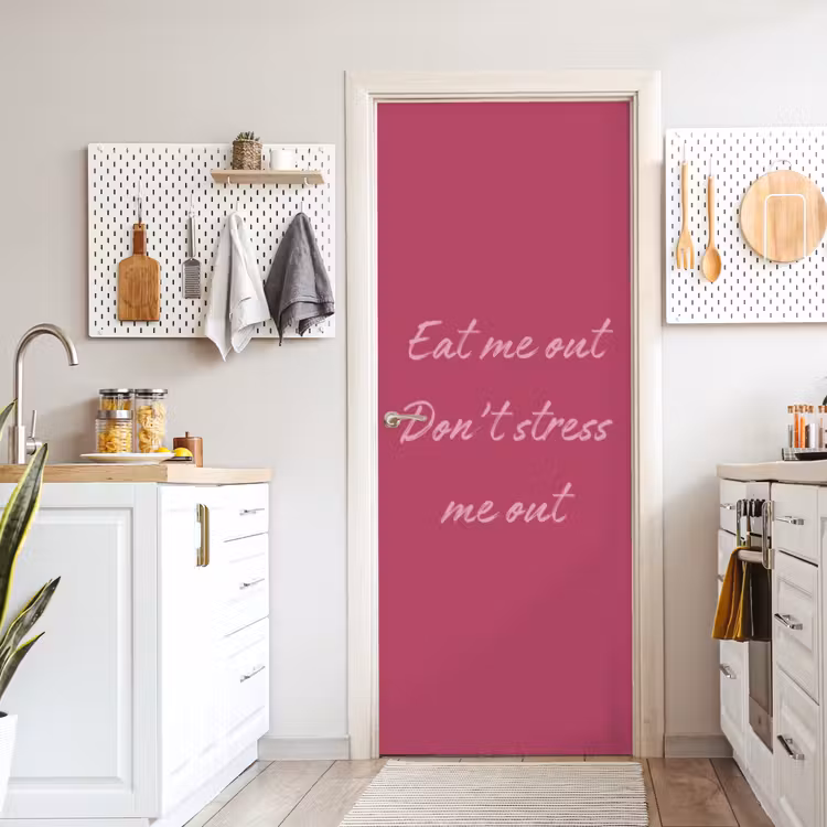 eat me out don't stress me out - Roze - Minimalistisch deurposter klein -sfeer5