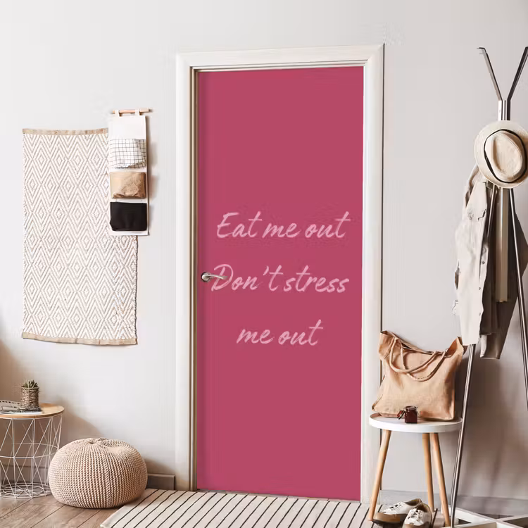 eat me out don't stress me out - Roze - Minimalistisch deurposter klein -sfeer6
