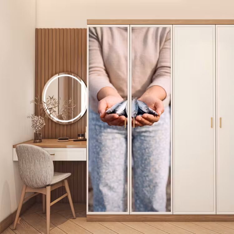 Door sticker - Fish - Hands - Nature - Vis - Handen - Natuur deurposter klein