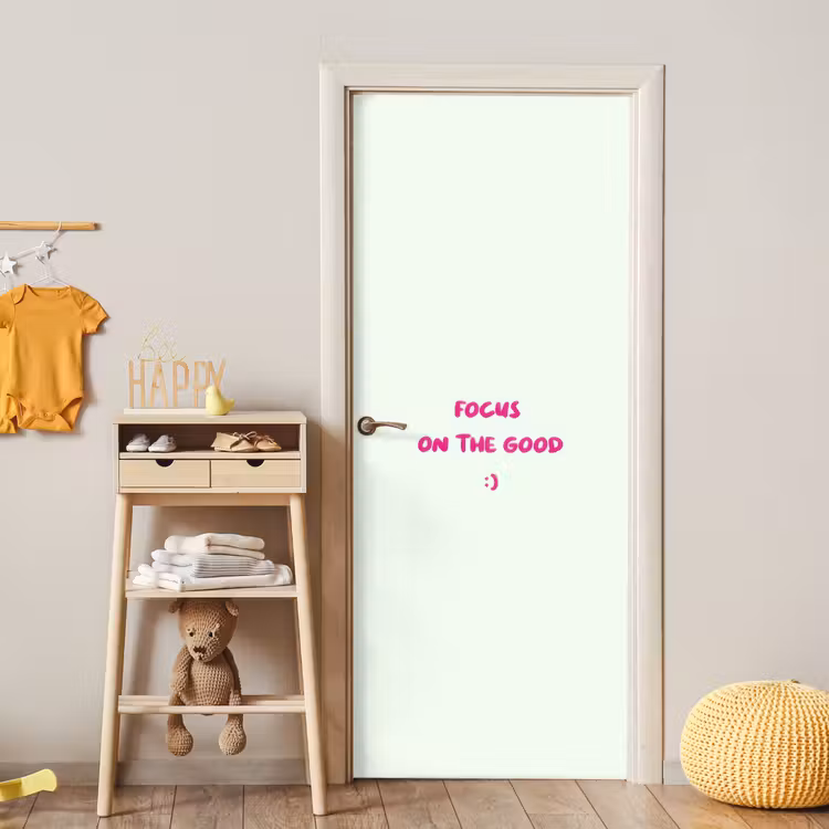 Focus - Beige - Roze - Smiley deurposter klein -sfeer4