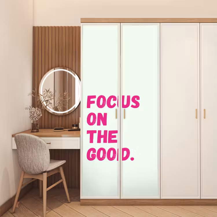 Focus on the good - Beige - Roze deurposter klein -sfeer3