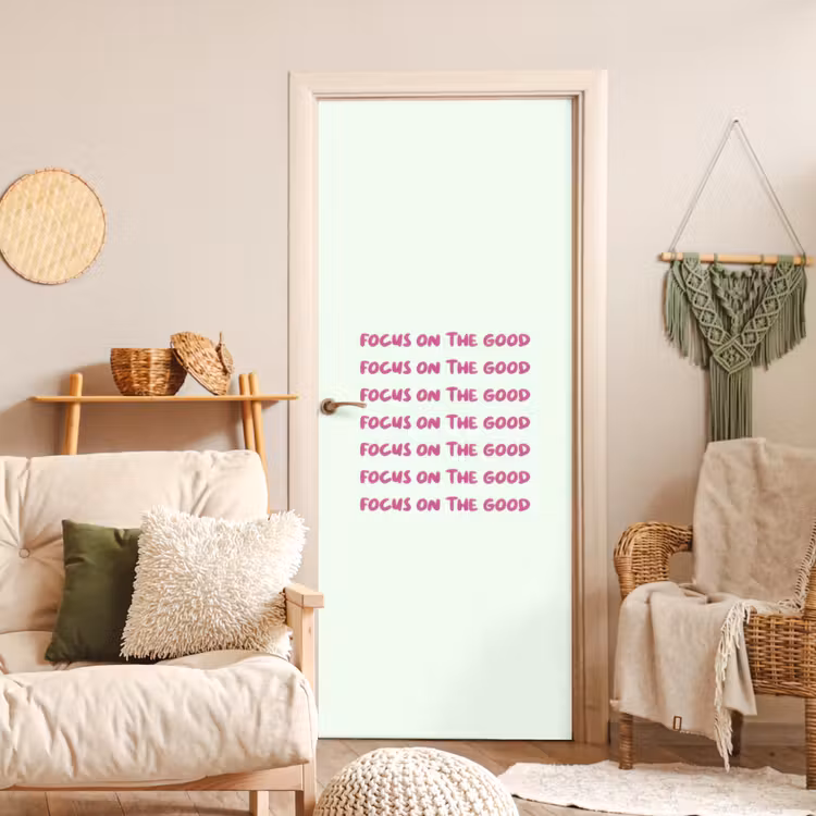 Focus on the good - Roze deurposter klein -sfeer2