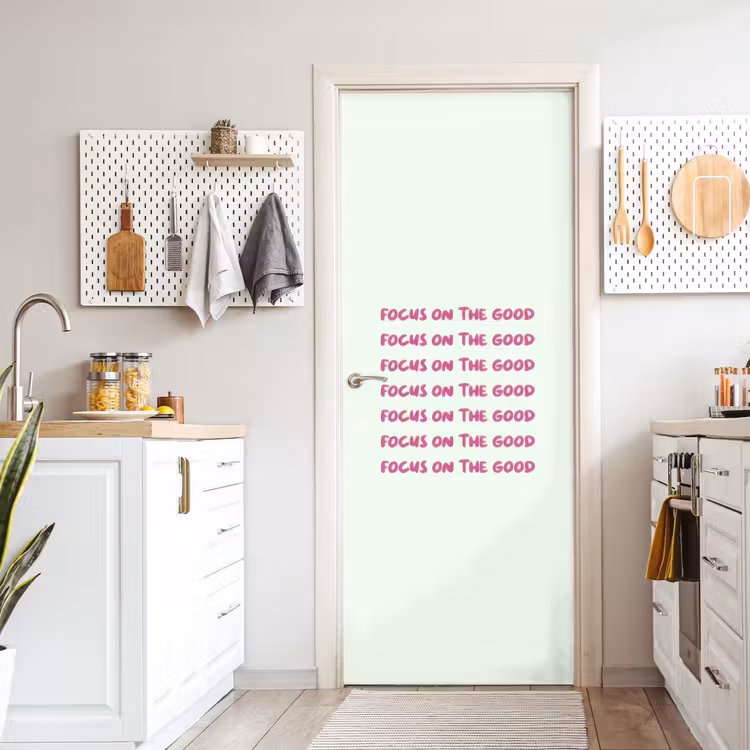 Focus on the good - Roze deurposter klein -sfeer5