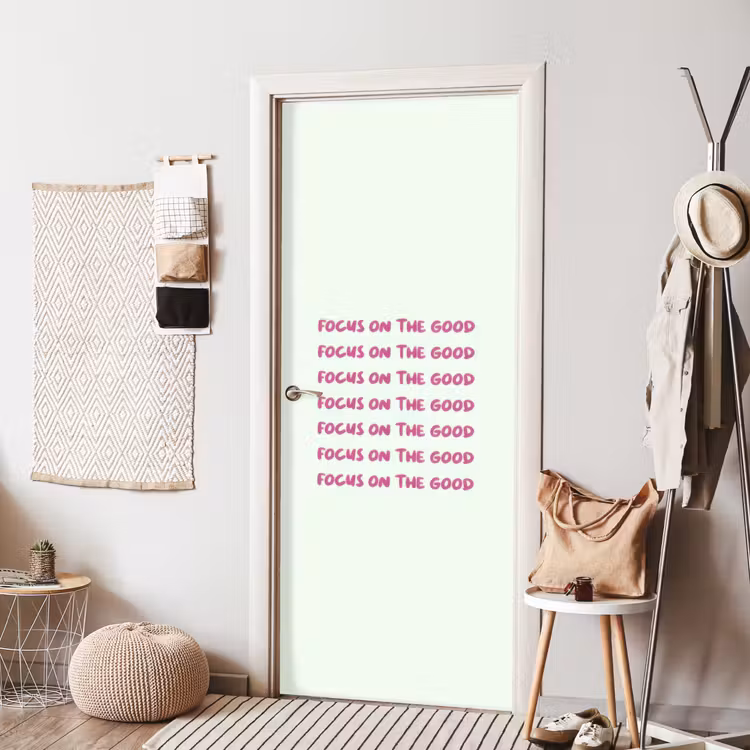 Focus on the good - Roze deurposter klein -sfeer6