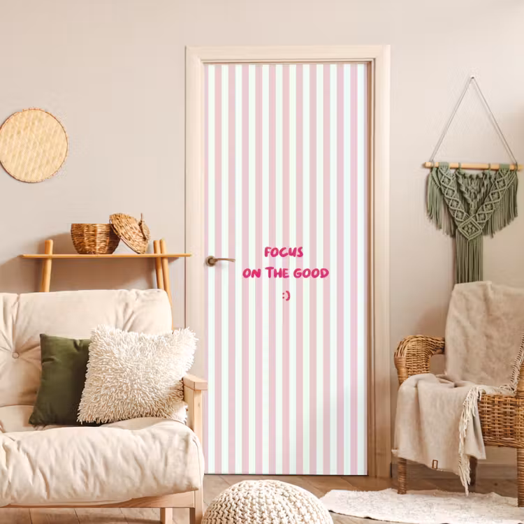 Focus on the good - Strepen - Roze - Smiley deurposter klein -sfeer2