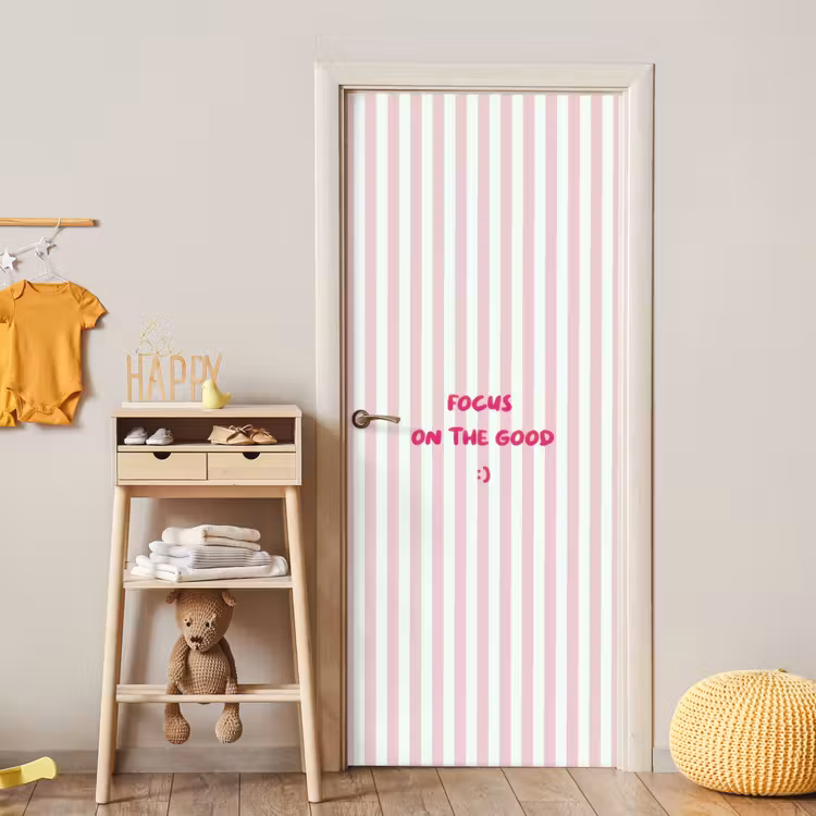 Focus on the good - Strepen - Roze - Smiley deurposter klein -sfeer4