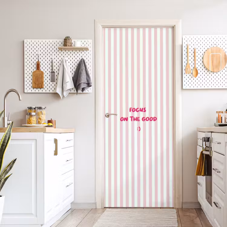 Focus on the good - Strepen - Roze - Smiley deurposter klein -sfeer5