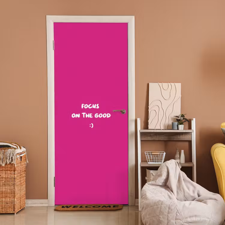Focus - Smiley - Roze deurposter klein -sfeer1