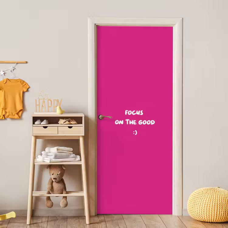 Focus - Smiley - Roze deurposter klein -sfeer4