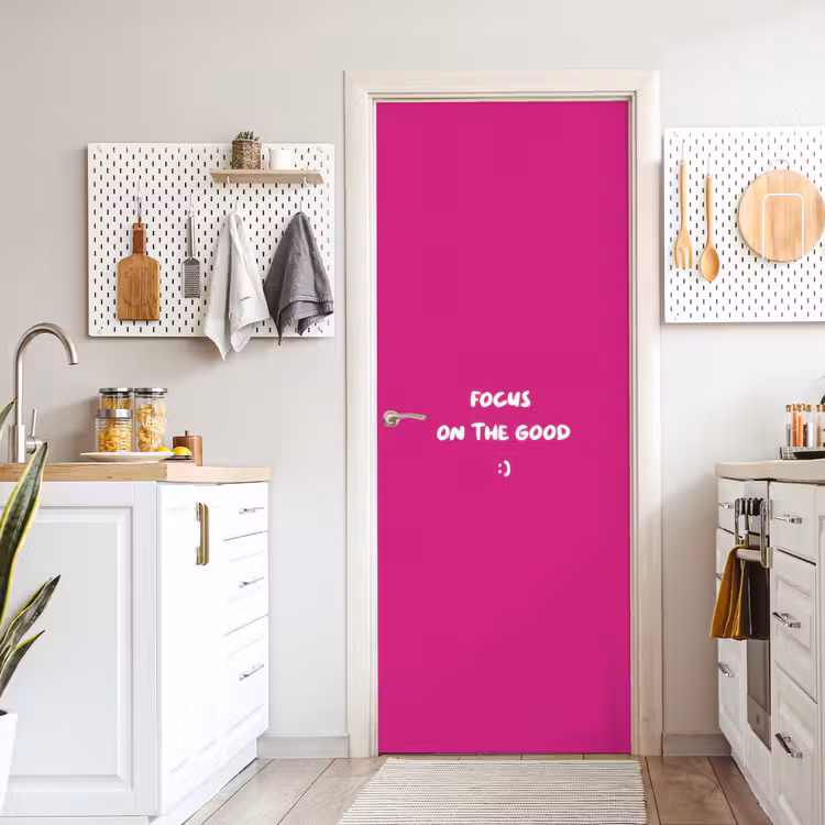 Focus - Smiley - Roze deurposter klein -sfeer5