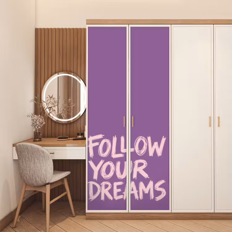 Follow your dreams - Paars - Penseeltextuur deurposter klein -sfeer3