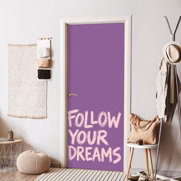 Follow your dreams - Paars - Penseeltextuur deurposter klein -sfeer6