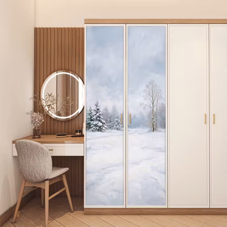 Bospad - Dennen - Sneeuw - Winter - Rustgevend deurposter klein -sfeer3