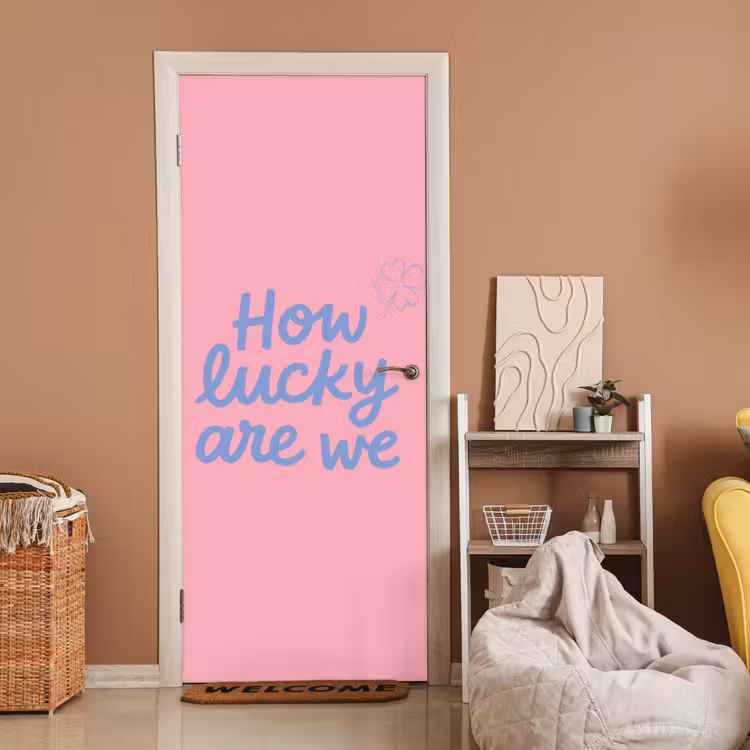 How lucky are we - Klavervier - Roze - Blauw deurposter klein -sfeer1
