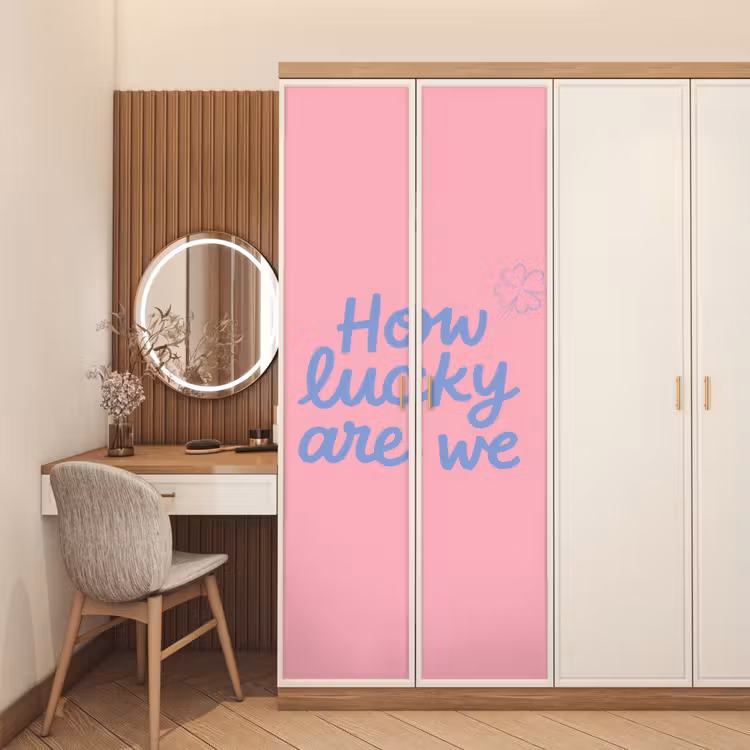 How lucky are we - Klavervier - Roze - Blauw deurposter klein -sfeer3