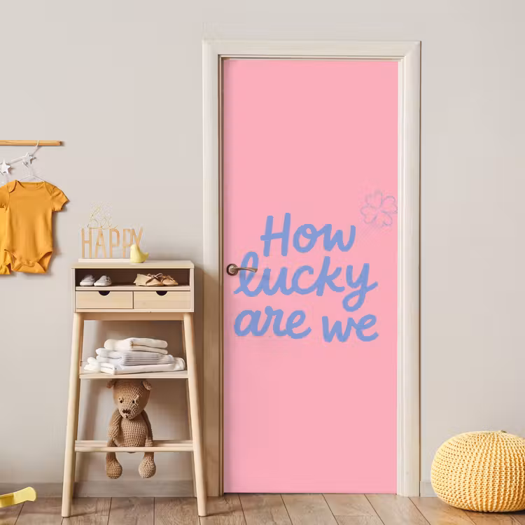 How lucky are we - Klavervier - Roze - Blauw deurposter klein -sfeer4