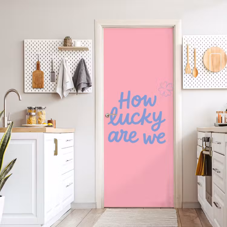 How lucky are we - Klavervier - Roze - Blauw deurposter klein -sfeer5