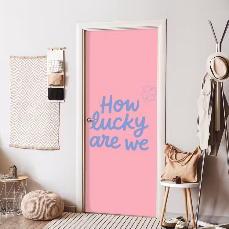 How lucky are we - Klavervier - Roze - Blauw deurposter klein -sfeer6
