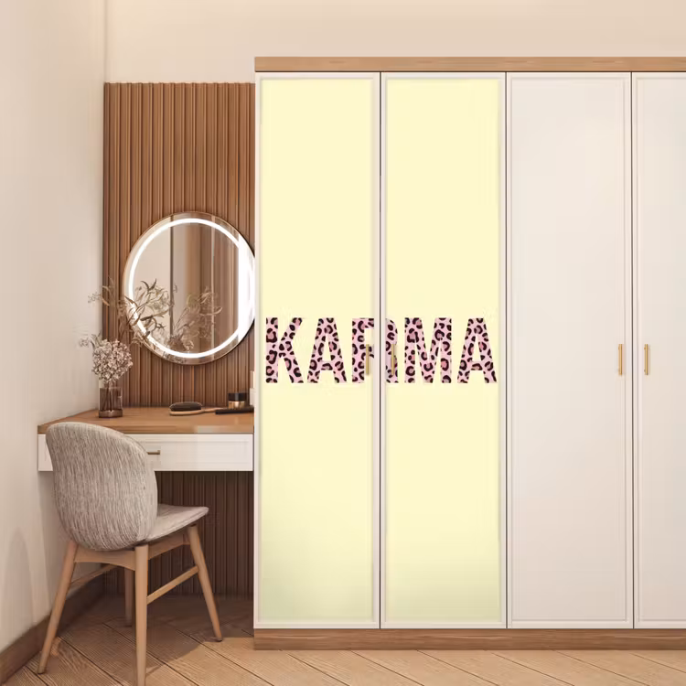 Karma - Luipaardprint - Geel deurposter klein -sfeer3