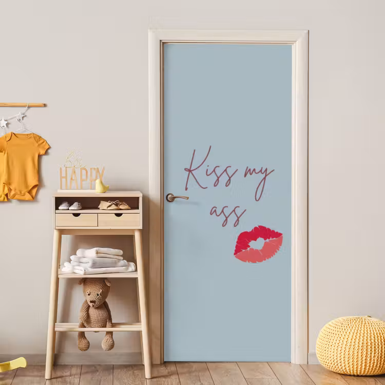 Kiss my ass - Lip - Blauw deurposter klein -sfeer4