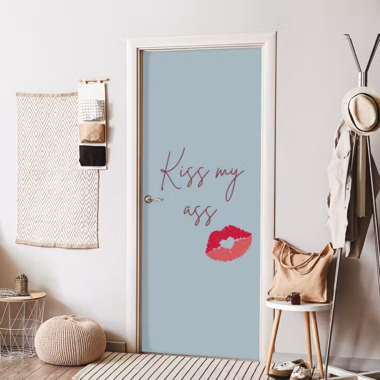 Kiss my ass - Lip - Blauw deurposter klein -sfeer6
