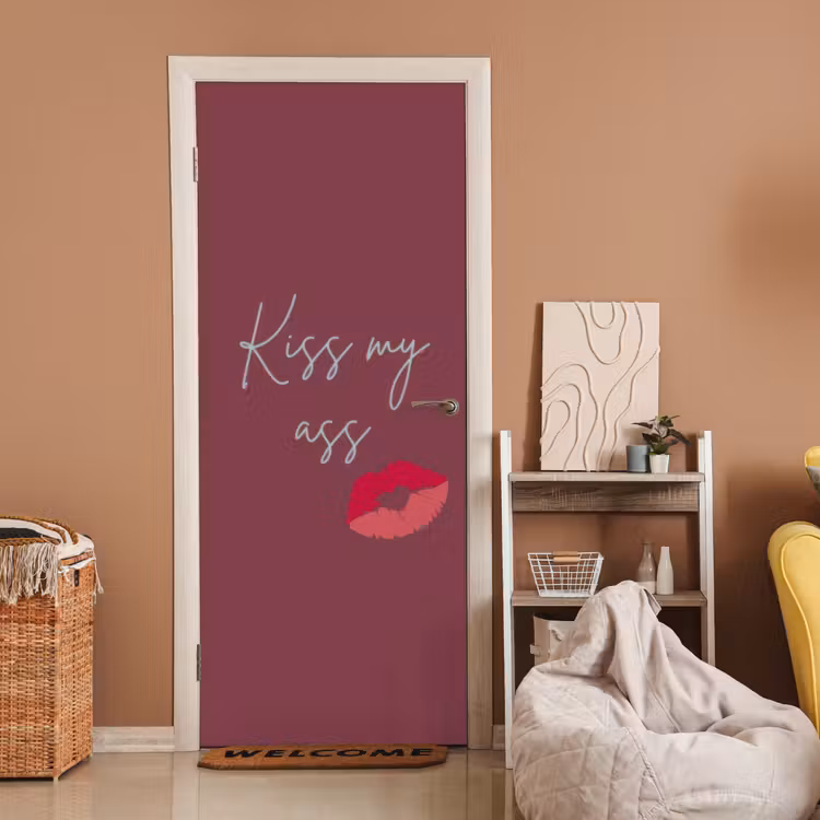Kiss my ass - Lip - Bordeaux deurposter klein -sfeer1