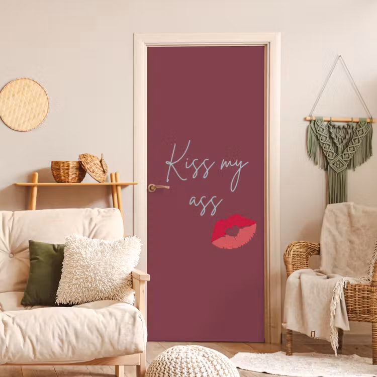 Kiss my ass - Lip - Bordeaux deurposter klein -sfeer2