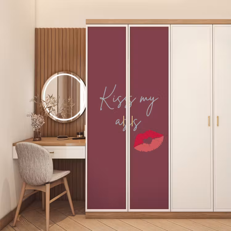 Kiss my ass - Lip - Bordeaux deurposter klein -sfeer3