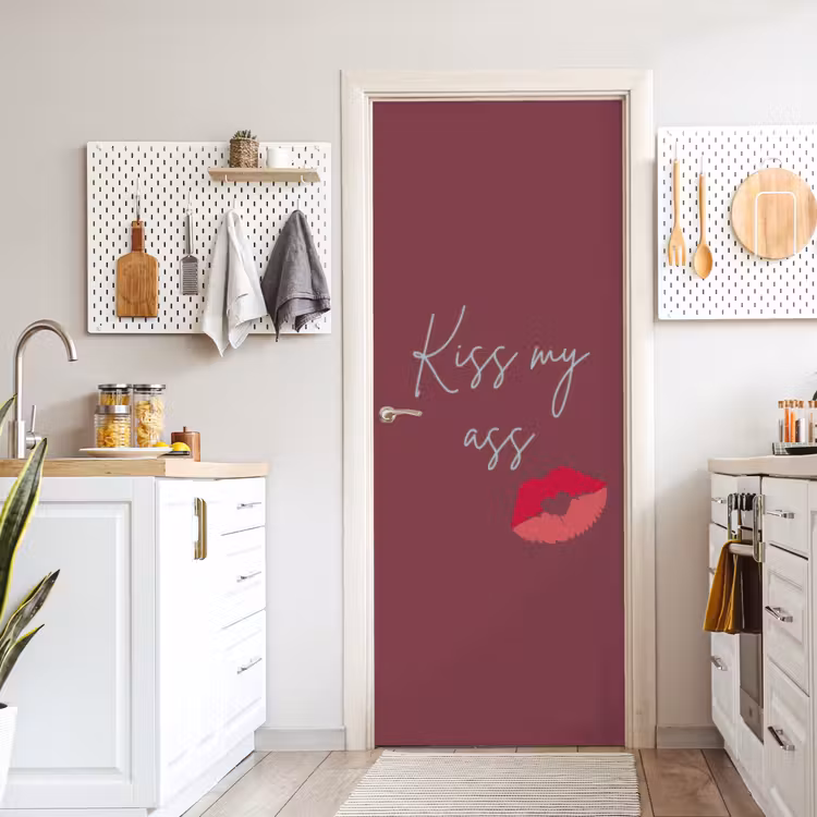Kiss my ass - Lip - Bordeaux deurposter klein -sfeer5