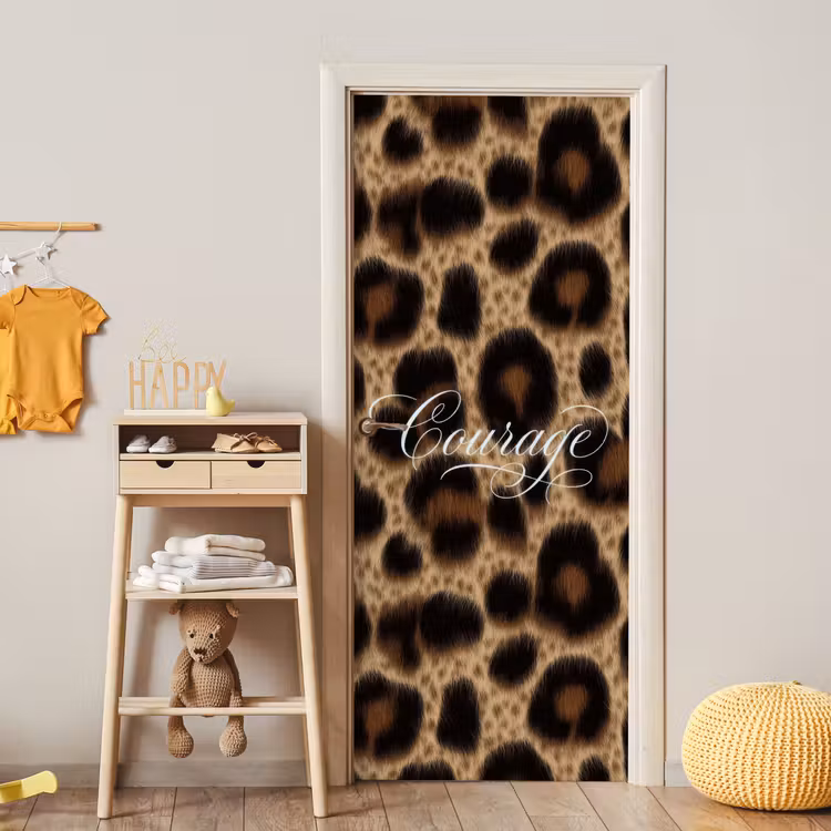 Luipaardprint - Bruin - Courage - Sierlijk deurposter klein -sfeer4