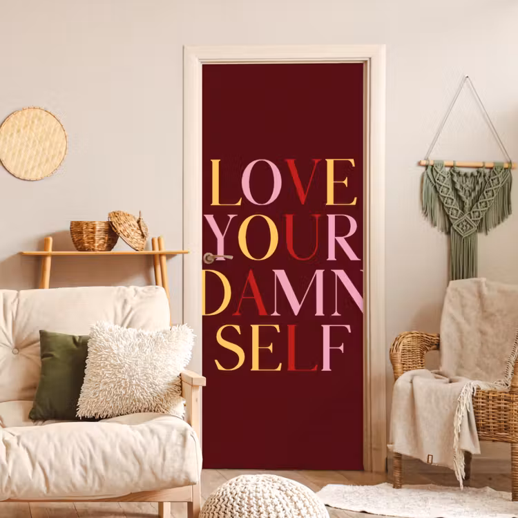 Love your damn self - Kleurrijk - Bordeaux deurposter klein -sfeer2
