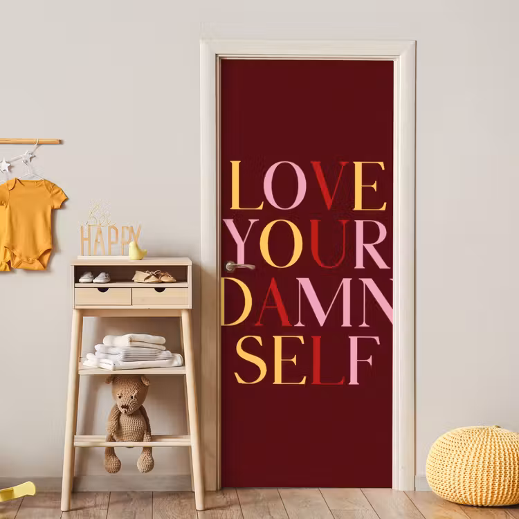Love your damn self - Kleurrijk - Bordeaux deurposter klein -sfeer4