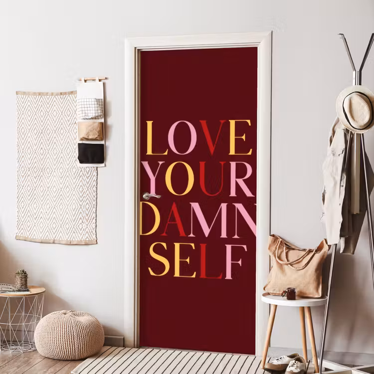 Love your damn self - Kleurrijk - Bordeaux deurposter klein -sfeer6