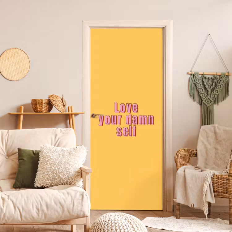 Love yourself - Roze - Geel deurposter klein -sfeer2