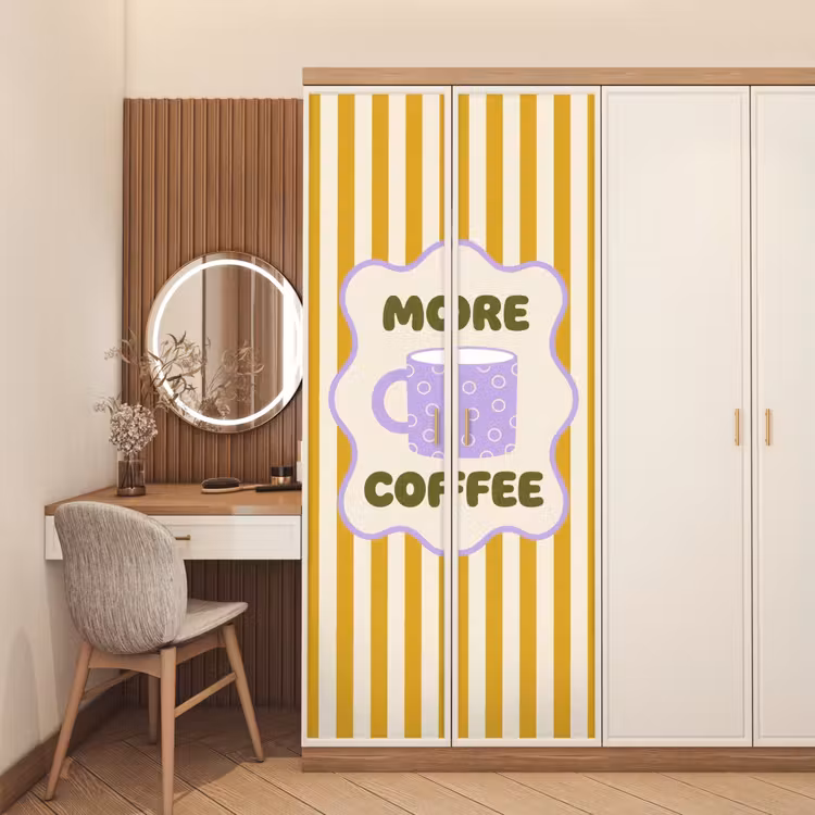 More coffee - Geel - Paars - Strepen - Mok deurposter klein -sfeer3