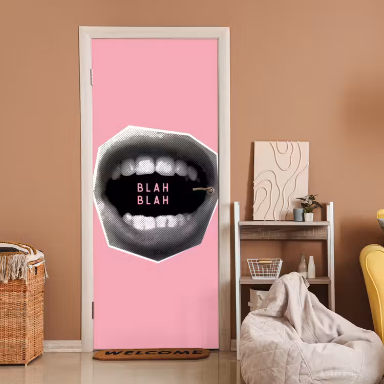 Mond - BLAH BLAH - Roze deurposter klein -sfeer1