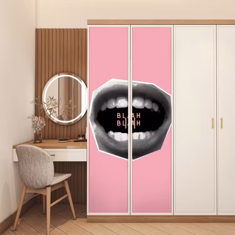 Mond - BLAH BLAH - Roze deurposter klein -sfeer3