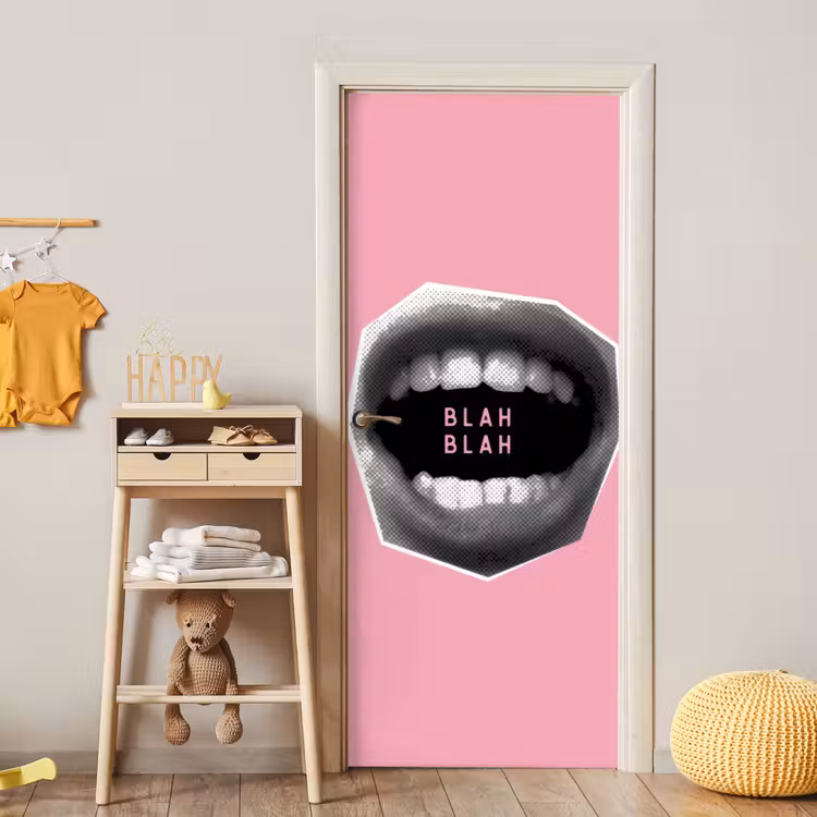 Mond - BLAH BLAH - Roze deurposter klein -sfeer4