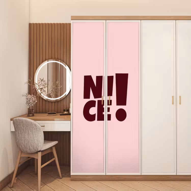 Nice - Uitroepteken - Roze deurposter klein -sfeer3