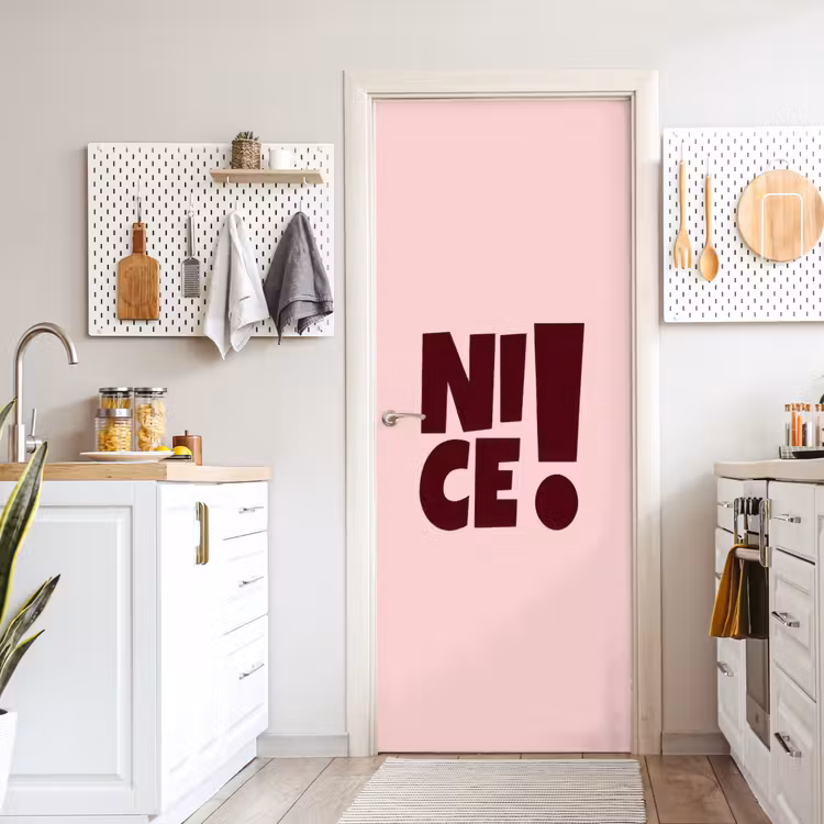 Nice - Uitroepteken - Roze deurposter klein -sfeer5
