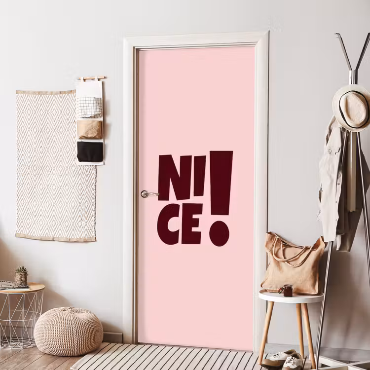 Nice - Uitroepteken - Roze deurposter klein -sfeer6