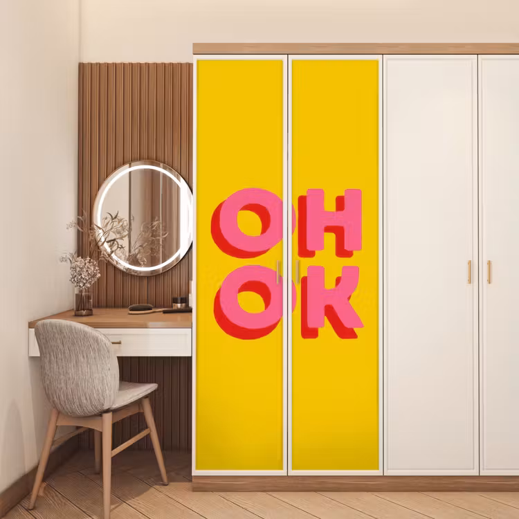 Oh ok - 3D - Geel - Roze deurposter klein -sfeer3