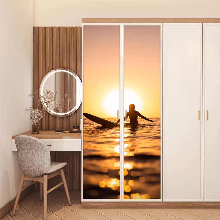 Persoon - Surfen - Zonsondergang - Zee - Oranje deurposter klein -sfeer3