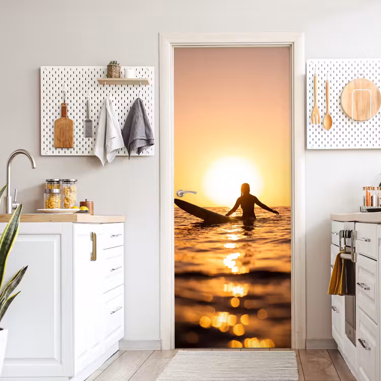 Persoon - Surfen - Zonsondergang - Zee - Oranje deurposter klein -sfeer5