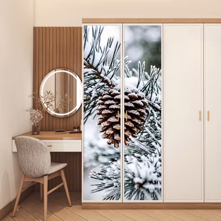 Dennenappel - Tak - Sneeuw - Winter - Sfeervol deurposter klein -sfeer3