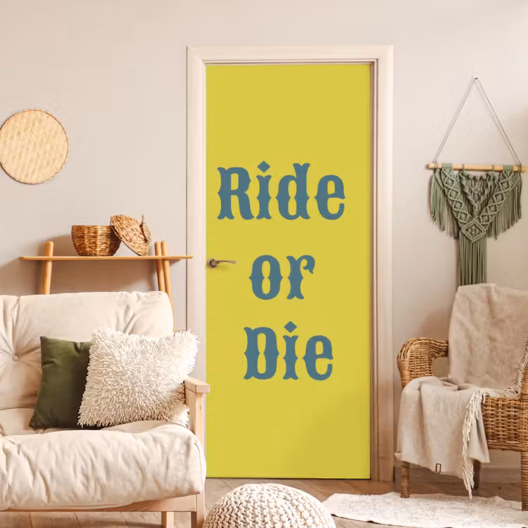 Ride or die - Geel - Blauw deurposter klein -sfeer2