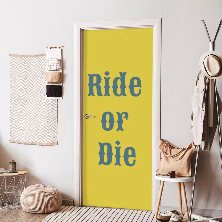 Ride or die - Geel - Blauw deurposter klein -sfeer6