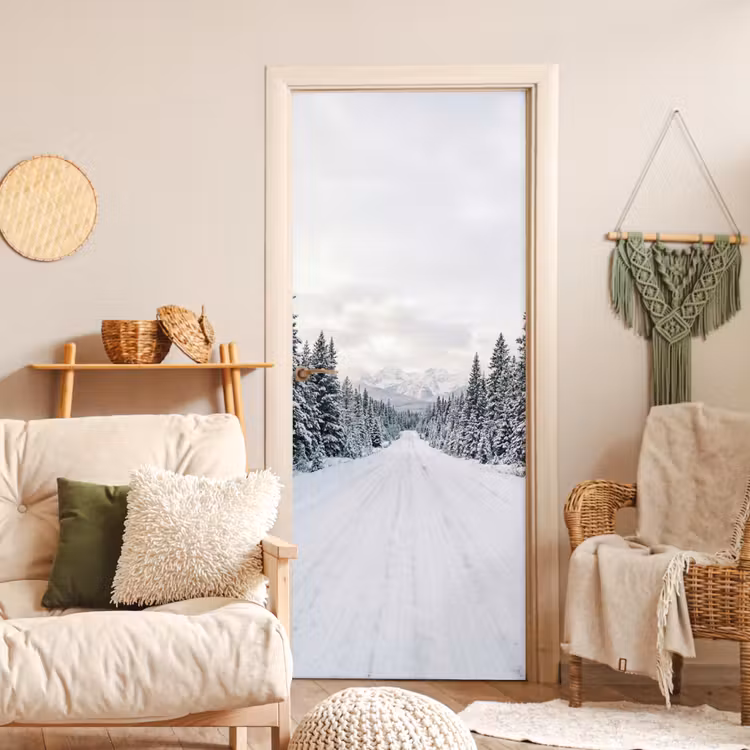 Weg - Sneeuw - Naaldbos - Winter - Avontuurlijk deurposter klein -sfeer2