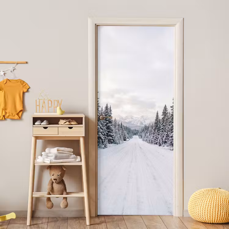 Weg - Sneeuw - Naaldbos - Winter - Avontuurlijk deurposter klein -sfeer4