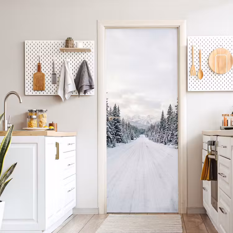Weg - Sneeuw - Naaldbos - Winter - Avontuurlijk deurposter klein -sfeer5